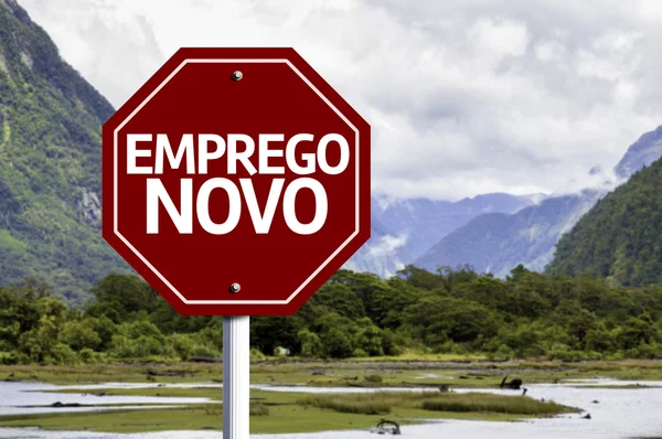 Nouvel emploi (en portugais) écrit sur panneau rouge — Photo