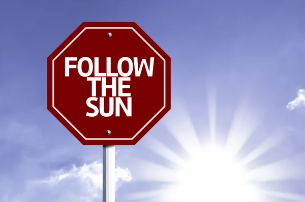 Siga el Sol escrito en la señal roja de tráfico — Foto de Stock