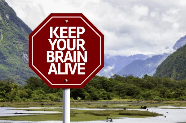 Houd uw hersenen leven geschreven op rode verkeersbord — Stockfoto