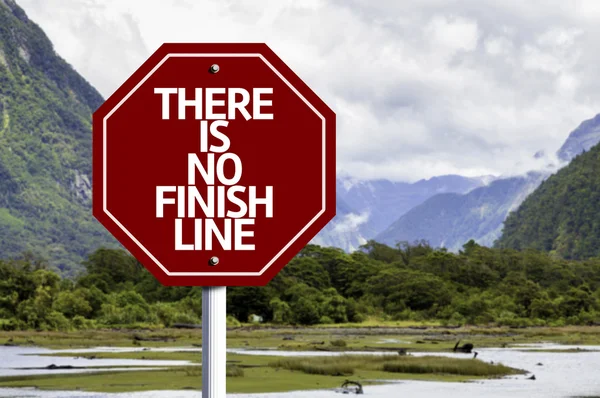 Er is geen finishlijn geschreven op rode verkeersbord — Stockfoto