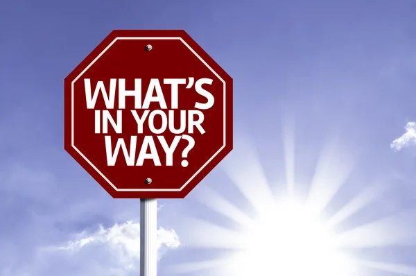 ¿Qué hay en tu camino? escrito en rojo señal de tráfico — Foto de Stock