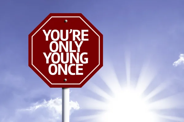 You 're Only Young Uma vez escrito no sinal vermelho da estrada — Fotografia de Stock