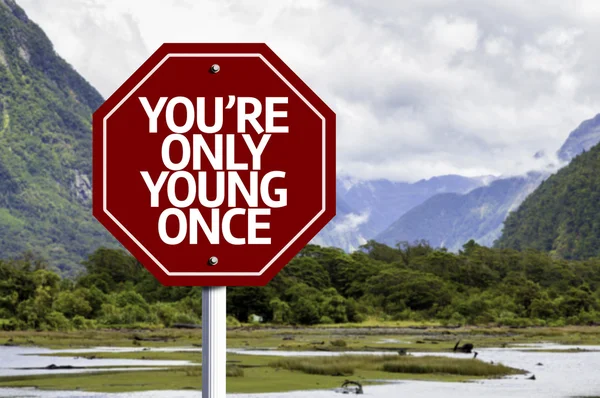 You 're Only Young Uma vez escrito no sinal vermelho da estrada — Fotografia de Stock