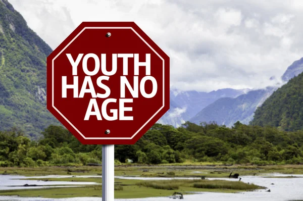 Juventude não tem idade escrita no sinal de estrada vermelha — Fotografia de Stock