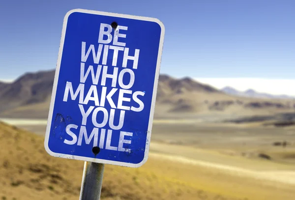 Be With Who Makes You Smile sign — Stock Photo, Image