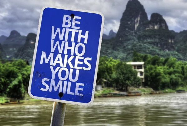 Be With Who Makes You Smile sign — Stock Photo, Image