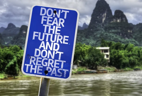 Don't Fear The Future and Don't Regret The Past sign — Stock Photo, Image
