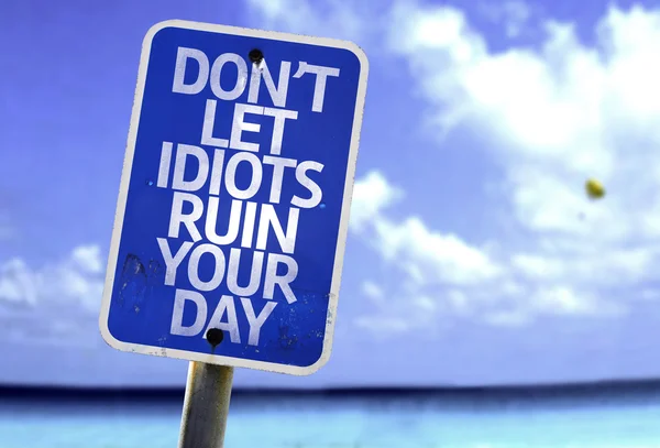 Don 't Let Idiots Ruin Your Day sign — стоковое фото