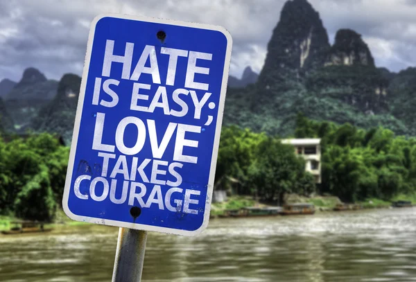 El odio es fácil El amor toma la señal del coraje — Foto de Stock