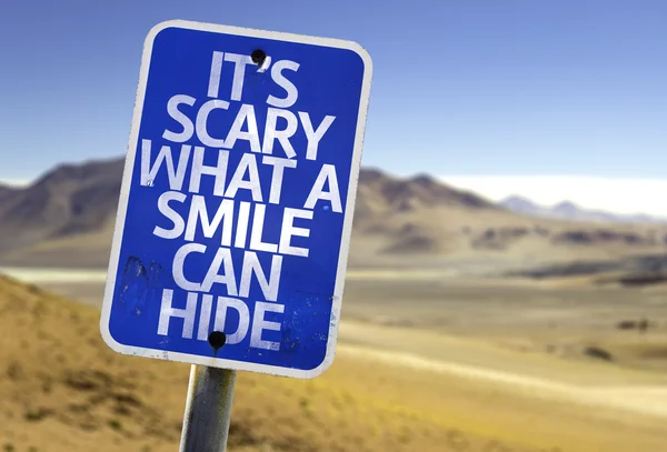 É assustador o que um sorriso pode esconder sinal — Fotografia de Stock