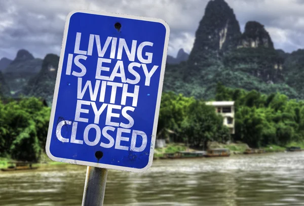 Viver é fácil com os olhos Sinal fechado — Fotografia de Stock