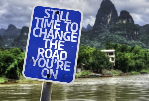 まだ時間に変更、道路にしているサイン — ストック写真
