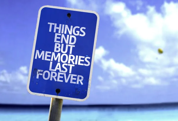 Les choses finissent mais les souvenirs durent éternellement signe — Photo