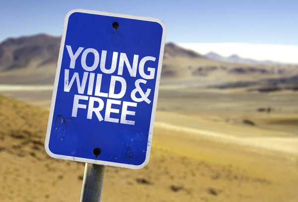 Jovem Wild & Free sinal — Fotografia de Stock