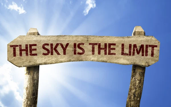 The Sky is The Limit wooden sign — Stock Photo, Image
