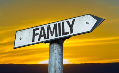 Bir gün batımı ile aile işareti