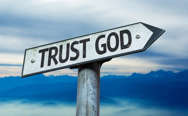 Довіряти Богові знак — стокове фото