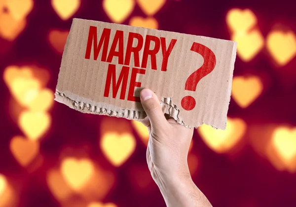 Evlen benimle? Elinde kart — Stok fotoğraf