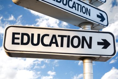 Eğitim yön işareti altı