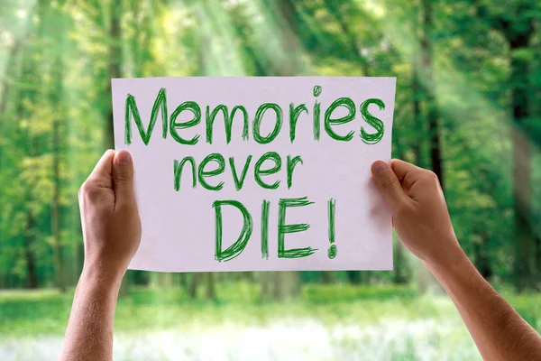 Карта "Воспоминания никогда не умирают" — стоковое фото
