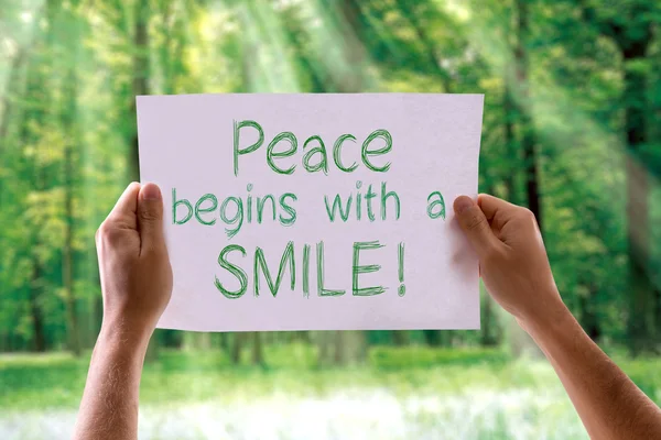 Paz começa com um cartão de Sorriso — Fotografia de Stock