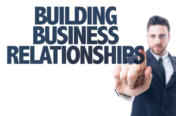 Деловой человек указывая текст
