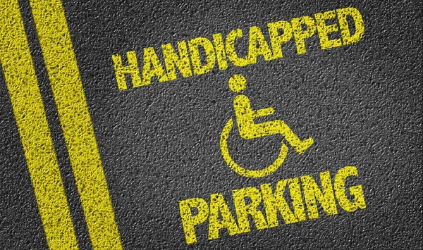 Автостоянка з інвалідністю написана на дорозі — стокове фото