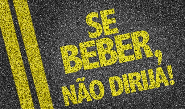 Se beber, não conduza na estrada. — Fotografia de Stock