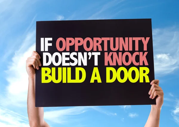 Si la oportunidad no llama Construir una tarjeta de la puerta —  Fotos de Stock