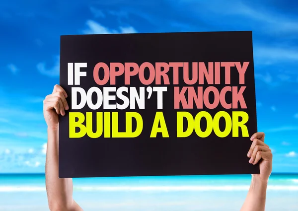 Si la oportunidad no llama Construir una tarjeta de la puerta —  Fotos de Stock