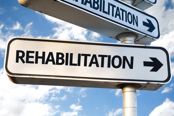 Rehabilitasyon yön işareti altı — Stok fotoğraf