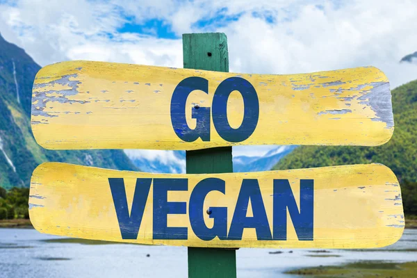 Go Vegan деревянный знак — стоковое фото
