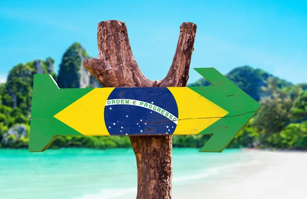 Holzschild mit brasilianischer Flagge — Stockfoto