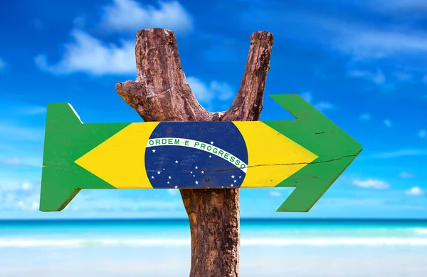 Holzschild mit brasilianischer Flagge — Stockfoto