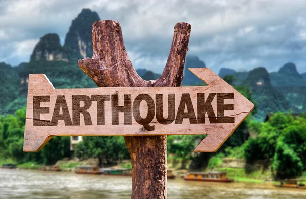 Earthquake wooden sign — Stock Photo, Image