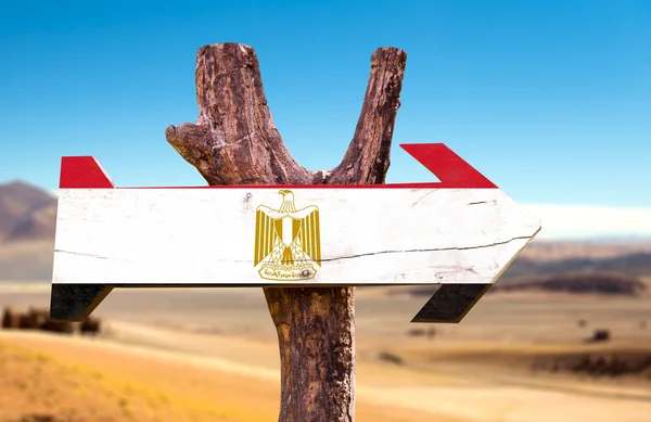 Holzschild mit ägyptischer Flagge — Stockfoto