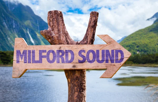 Signo de madera Milford Sound —  Fotos de Stock