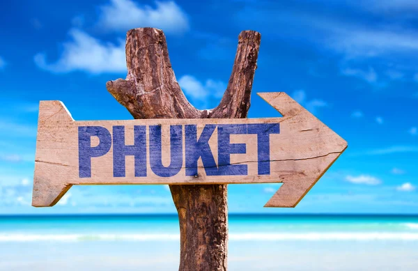 Phuket sinal de madeira — Fotografia de Stock