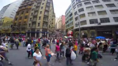 İnsanlar Ladeira Porto boyunca yürümek