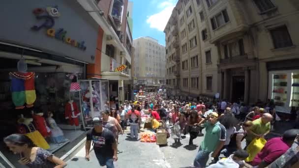 People walk along the 25 March area — Stock Video