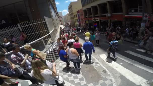 People walk along the 25 March area — Stock Video