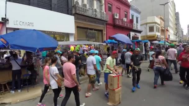 People walk along the 25 March area — Stock Video