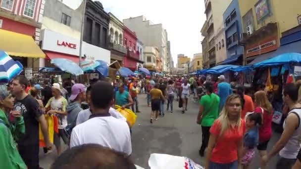 Honderden mensen lopen langs straat — Stockvideo