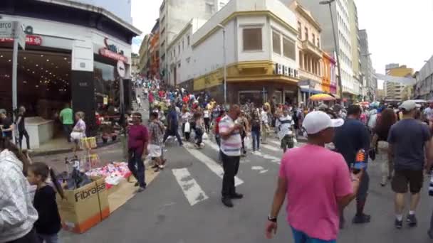 Honderden mensen lopen langs straat — Stockvideo