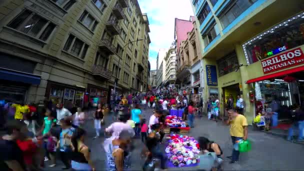 Pessoas caminham ao longo da área de 25 de março — Vídeo de Stock