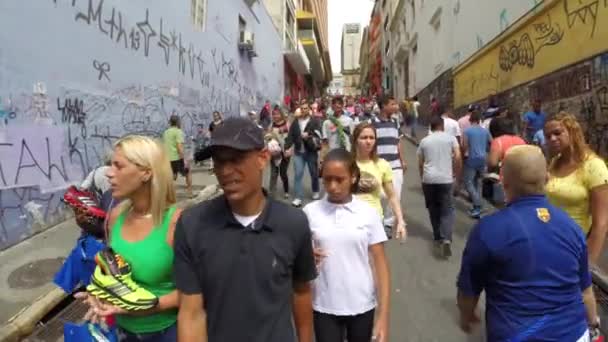 La gente camina por la zona del 25 de marzo — Vídeo de stock