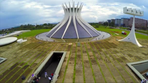 Luchtfoto van de beroemde kathedraal van Brasilia — Stockvideo