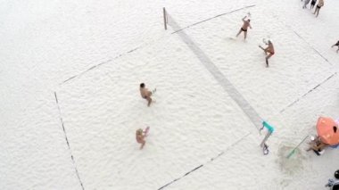 Voleybol oynayan insanlar