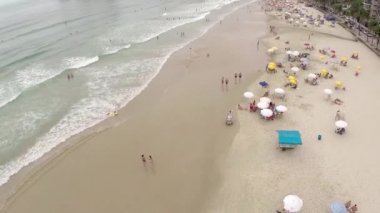 Bir yaz günü sahilde zevk insanlar.