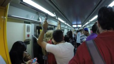 Metro tren içinde insanlar